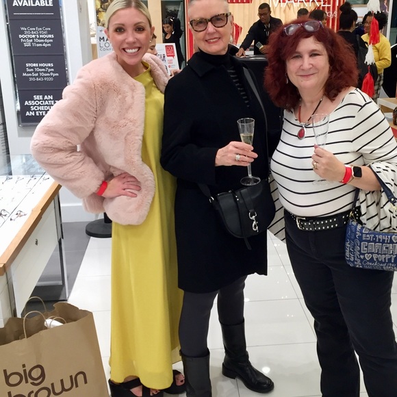 POSHMARK / MACY’S MARKETPLACE - LA - Picture 2 of 4